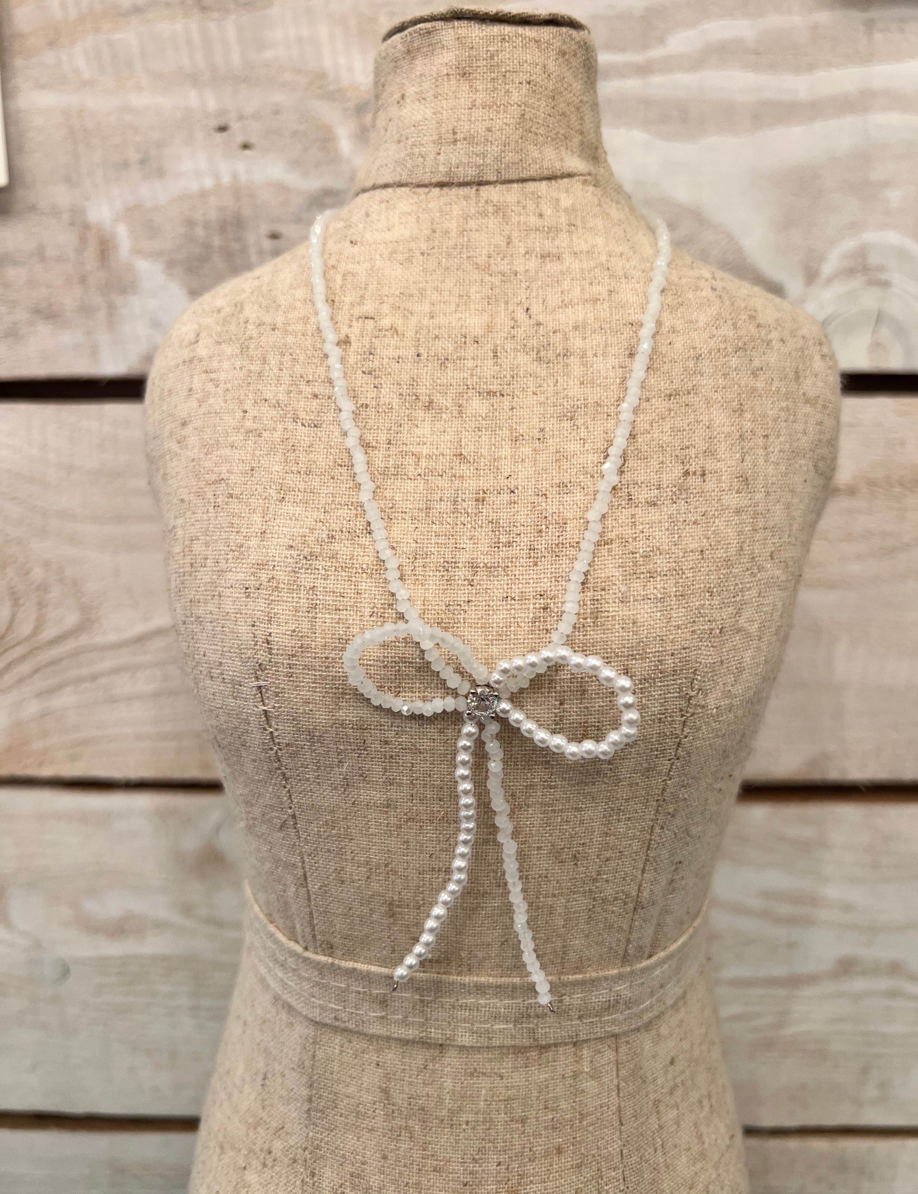 **Pretty Pearl Bow Necklace